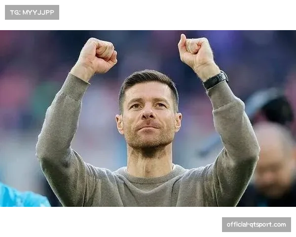 场边镜头:勒沃库森主帅阿隆索因抗议判罚吃到黄牌 场边镜头:勒沃库森主帅阿隆索因抗议判罚吃到黄牌